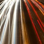 Ljus från billyktor på väg