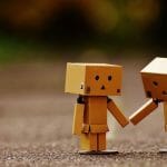 Robotar som håller hand