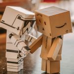 Botar som tar i hand